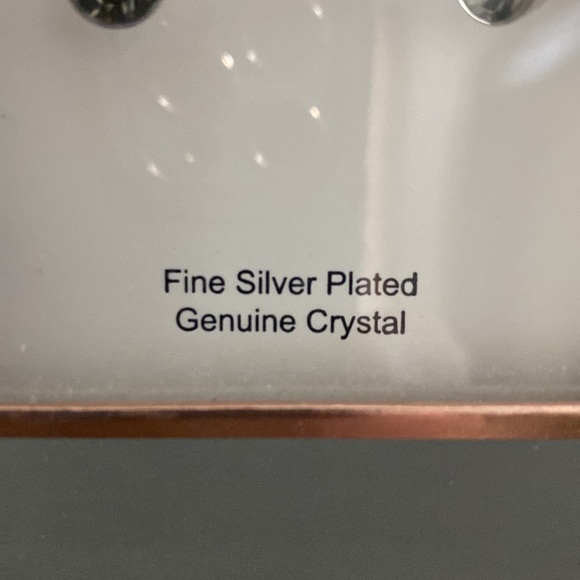 Silvertone crystal dangle earrings NIB - Picture 2 of 4